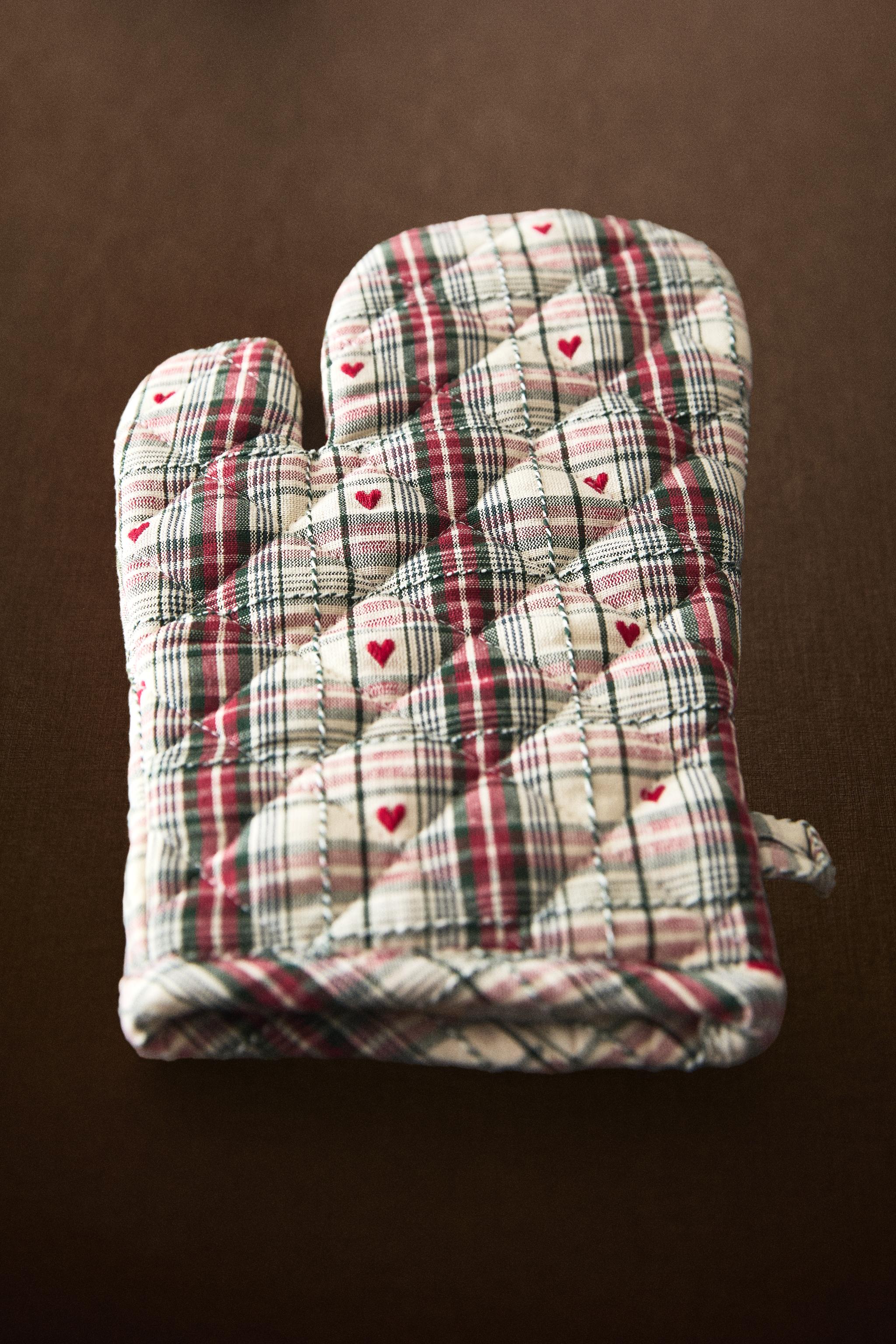 CHRISTMAS HEART OVEN MITT